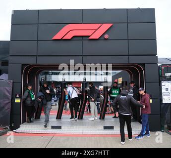 Circuit de Silverstone, Northamptonshire, Royaume-Uni. 7 juillet 2024. Formule 1 2024 Qatar Airways Grand Prix de F1 de Grande-Bretagne ; jour de la course ; entrée aux Paddocks de Silverstone crédit : action plus Sports/Alamy Live News Banque D'Images