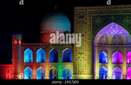 Le spectacle de lumière sur la façade du Registan Banque D'Images