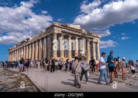 Le Parthénon, le temple grec dédié à la déesse Athéna, à l'intérieur de l'Acropole de la ville d'Athènes. Grèce. Banque D'Images