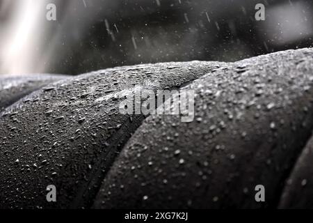 Silverstone, Royaume-Uni. 07 juillet 2024. Pneus Pirelli sous la pluie. Championnat du monde de formule 1, Rd 12, Grand Prix de Grande-Bretagne, dimanche 7 juillet 2024. Silverstone, Angleterre. Crédit : James Moy/Alamy Live News Banque D'Images