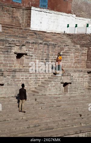 Mariés et mariés au stepwell de Toorji (Toorji Ka Jhalra), Jodpur, Inde. Construit dans les années 1740 par le Consort du Maharaja Abhay Singh. Banque D'Images