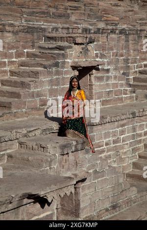 Mariée au stepwell de Toorji (Toorji Ka Jhalra), Jodpur, Inde. Construit dans les années 1740 par le Consort du Maharaja Abhay Singh. Banque D'Images