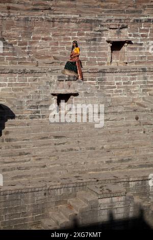 Mariée au stepwell de Toorji (Toorji Ka Jhalra), Jodpur, Inde. Construit dans les années 1740 par le Consort du Maharaja Abhay Singh. Banque D'Images