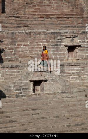 Mariée au stepwell de Toorji (Toorji Ka Jhalra), Jodpur, Inde. Construit dans les années 1740 par le Consort du Maharaja Abhay Singh. Banque D'Images