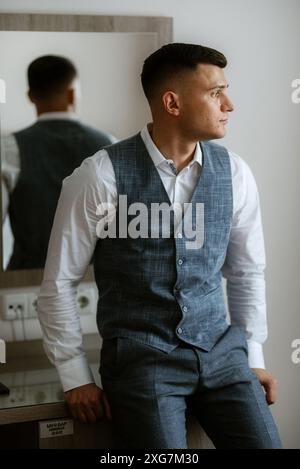 portrait du marié dans un costume gris clair à l'intérieur Banque D'Images