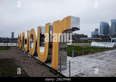 Enseigne Bonjour Montréal au Grand Quai à Montréal, Québec, Canada Banque D'Images