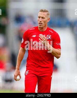 7 juillet 2024 ; Emirates Old Trafford Cricket Ground, Manchester, Angleterre ; Vitality Blast T20 League Cricket, Lancashire Lightning contre Worcestershire Rapids ; Luke Wood du Lancashire Lightning Bowling Banque D'Images