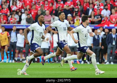 Ivan Toney d'Angleterre, Jude Bellingham et Declan Rice, célèbrent à la fin du match de football des quarts de finale de l'Euro 2024 entre l'Angleterre et la Suisse au stade Dusseldorf Arena de Dusseldorf (Allemagne), le 6 juillet 2024. Banque D'Images