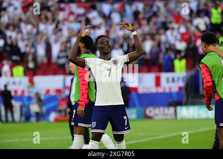 L'Anglais Bukayo Saka célèbre la fin du match de football des quarts de finale de l'Euro 2024 entre l'Angleterre et la Suisse au stade Dusseldorf Arena de Dusseldorf (Allemagne), le 6 juillet 2024. Banque D'Images