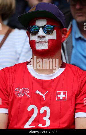 Fan de Suisse lors du match de football des quarts de finale de l'Euro 2024 entre l'Angleterre et la Suisse au stade Dusseldorf Arena de Dusseldorf (Allemagne), le 6 juillet 2024. Banque D'Images