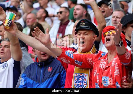 Fans de l'Angleterre lors du match de football des quarts de finale de l'Euro 2024 entre l'Angleterre et la Suisse au stade Dusseldorf Arena de Dusseldorf (Allemagne), le 6 juillet 2024. Banque D'Images