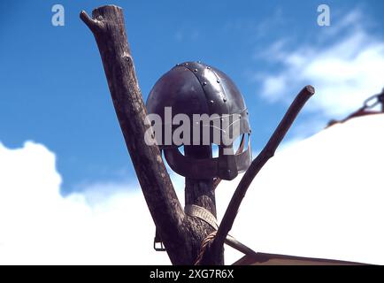 Casque Viking accroché sur un vieil arbre avec fond de ciel flou Banque D'Images