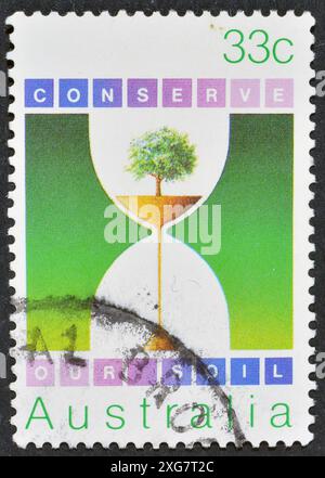 Timbre-poste oblitéré imprimé par le Canada, qui montre arbre et sol traversant Hourglass (sol), protection de l'environnement, vers 1985. Banque D'Images