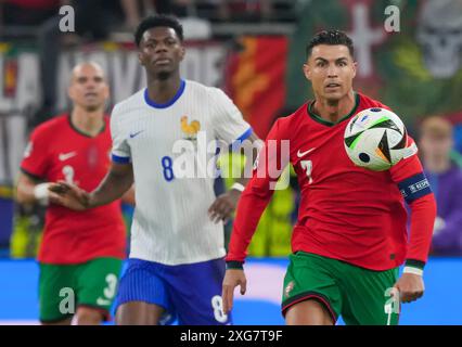 05 juillet 2024, Hambourg : Football : Championnat d'Europe, Portugal - France, finale, quart de finale, Volksparkstadion Hambourg, le Portugais Cristiano Ronaldo (R) en action devant le Français Aurélien Tchouameni (M) et le Portugais Pepe. Photo : Soeren Stache/dpa Banque D'Images