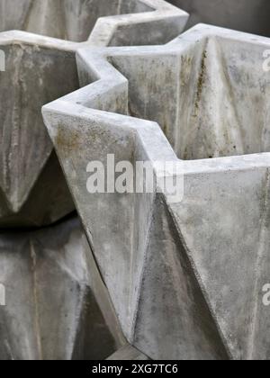 Plusieurs pots de plantes en béton sont empilés les uns sur les autres Banque D'Images