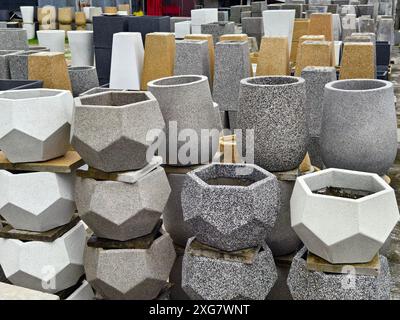 Plusieurs pots de plantes en béton sont empilés les uns sur les autres Banque D'Images