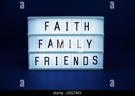 Faith Family Friends Letterboard texte sur LED Lightbox sur fond bleu Banque D'Images