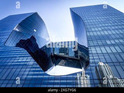 Zaha Hadid's The Opus, l'immeuble de bureaux de 20 étages à Dubaï par une journée ensoleillée Banque D'Images