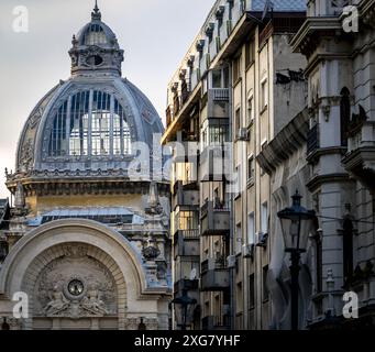 Le dôme du bâtiment de la cec à bucarest au crépuscule Banque D'Images