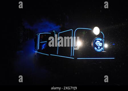 Melbourne, Vic, Australie. 30 juin 2024. Les gens apprécient le train de lumières du Puffing Billy Railway à Melbourne. Les gens embarquent pour un voyage aller-retour de 2,5 heures qui voyage de Lakeside Station à Gembrook. Alors que le crépuscule tombe et que l'air froid de l'hiver s'installe, le train de Puffing Billy Railway prendra vie avec un spectacle éblouissant de lumières en mouvement, de couleurs et de motifs immersifs, captivant les passagers dans le confort des voitures à flanc ouvert tandis que le train serpente le long de la voie historique à voie étroite. En arrivant à la pittoresque gare de Gembrook, les passagers sont autorisés à s'arrêter pendant 55 minutes Banque D'Images