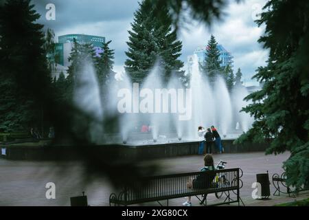 Tcheliabinsk Russie - 2 juillet 2015. Jardin public sur la place de la Révolution. Les gens vaquent à leurs affaires dans le contexte de la fontaine Banque D'Images