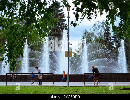 Tcheliabinsk Russie - 2 juillet 2015. Jardin public sur la place de la Révolution. Les gens vaquent à leurs affaires dans le contexte de la fontaine Banque D'Images