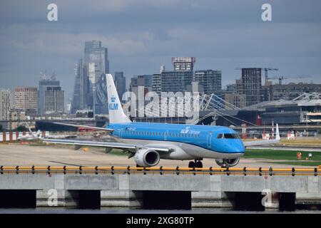 KLM Cityhopper Embraer 190 avion pH-EZE roulant à l'aéroport de London City dans l'est de Londres Banque D'Images