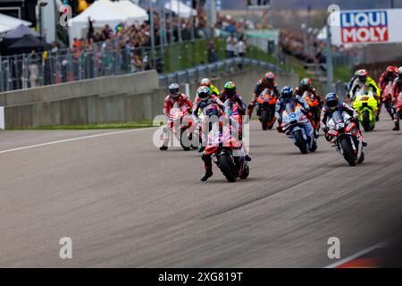 7 juillet 2024 ; Sachsenring, Hohenstein-Ernstthal, Saxe, Allemagne; 2024, MotoGP allemand, jour de la course ; le départ de la course au MotoGP allemand Banque D'Images