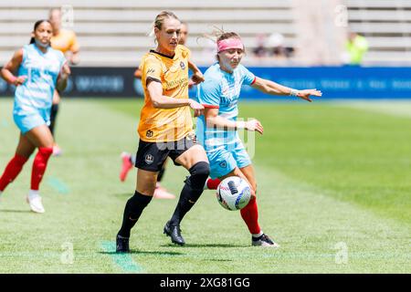 6 juillet 2024 : Sophie Schmidt (13 ans), milieu de terrain des Houston Dash, et Ally Schlegel (34 ans), attaquent les Chicago Red Stars lors d'un match de football NWSL entre les Houston Dash et les Chicago Red Stars au SeatGeek Stadium de Bridgeview, Illinois. John Mersits/CSM. Banque D'Images