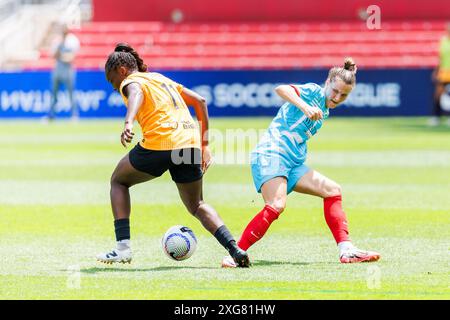 06 juillet 2024 : Michelle Alozie (11 ans), défenseuse des Houston Dash, et Natalia Kuikka (12 ans), défenseur des Chicago Red Stars, affrontent le ballon lors d'un match de football NWSL entre les Houston Dash et les Chicago Red Stars au SeatGeek Stadium de Bridgeview, Illinois. John Mersits/CSM. Banque D'Images