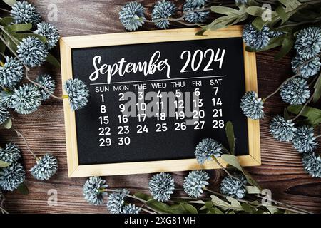 Calendrier mensuel de septembre 2024 avec décoration de bouquet de fleurs sur fond de bois Banque D'Images