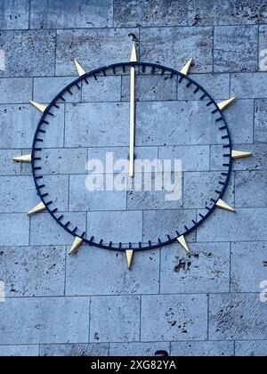 Berlin, Allemagne. 06 juillet 2024. Berlin, Allemagne, 6 juillet 2024 : horloge au mur de l'Olympiastadion de Berlin pendant le match de football en quart de finale de l'UEFA EURO 2024 Allemagne entre les pays-Bas et Turkiye à l'Olympiastadion de Berlin, Allemagne. (Daniela Porcelli/SPP) crédit : SPP Sport Press photo. /Alamy Live News Banque D'Images