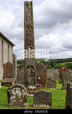 La face ouest de la rare croix anglo-saxonne debout dans le parc de l'église St Cuthbert, Bewcastle, Cumberland, Royaume-Uni Banque D'Images