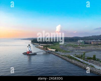 Vue aérienne du coucher du soleil sur la rivière Hudson dans l'État de New York près de Tarrytown avec le phare Sleepy Hollow en vue Banque D'Images