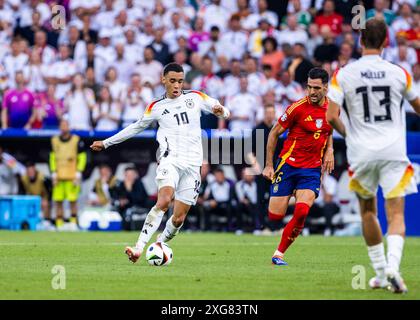 Stuttgart, MHPArena 05.07.2024 : Jamal Musiala, d'allemagne, défie Mikel Merino, d'espagne, lors du match de quart de finale Espagne contre Allemagne à l'UEFA E. Banque D'Images