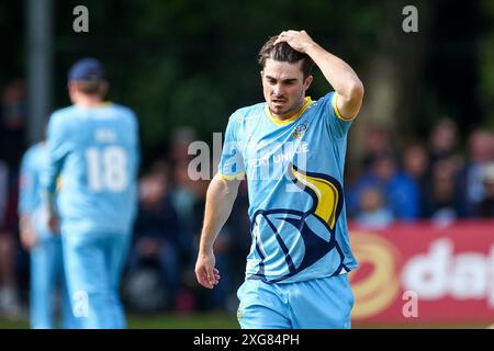 Chesterfield, Royaume-Uni. 07 juillet 2024. Jordan Thompson du Yorkshire est frustré lors d'un bowling lors du Vitality T20 Blast match entre les Derbyshire Falcons et les Yorkshire Vikings au Chesterfield Cricket Club, Chesterfield, Angleterre, le 7 juillet 2024. Photo de Stuart Leggett. Utilisation éditoriale uniquement, licence requise pour une utilisation commerciale. Aucune utilisation dans les Paris, les jeux ou les publications d'un club/ligue/joueur. Crédit : UK Sports pics Ltd/Alamy Live News Banque D'Images