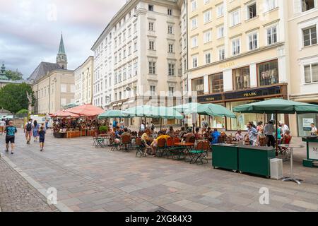 Salzbourg, Autriche. 30 juin 2024. Vue panoramique sur la place Alter Markt dans le centre-ville Banque D'Images