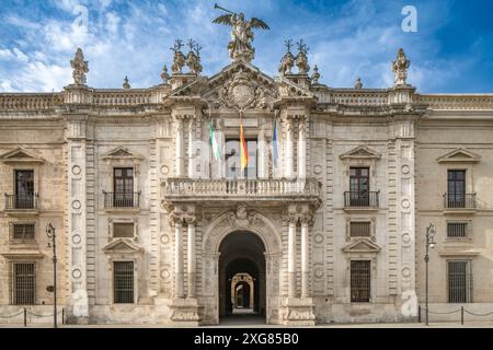 Façade principale de la Royal Tobacco Factory, un bâtiment du XVIIIe siècle abritant aujourd'hui l'Université de Séville, en Espagne. Banque D'Images