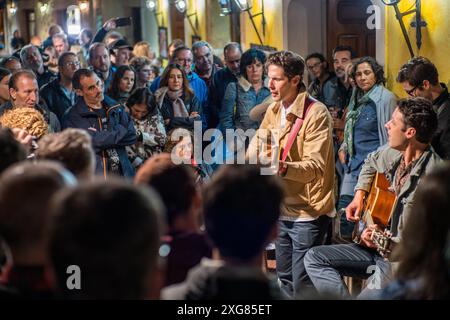 Le duo américain The Cactus Blossom se produit à la Plaza Mayor de Riaza, Ségovie, Espagne lors du Huercasa Country Festival 2017. Une foule enthousiaste s'est rassemblée Banque D'Images