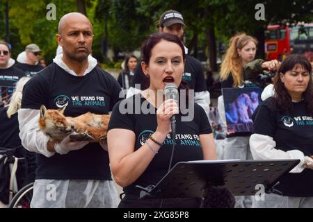 Londres, Royaume-Uni. 7 juillet 2024. Les militants des droits des animaux se rassemblent à Marble Arch avec des photos d'animaux exploités et de vrais animaux morts pendant le mémorial We Stand for the Animals. L'événement annuel est un mémorial pour les milliards d'animaux tués, maltraités et exploités par les humains pour la nourriture, la mode, la chasse, les zoos, les expériences, et tous les autres domaines de l'activité humaine. Crédit : Vuk Valcic/Alamy Live News Banque D'Images