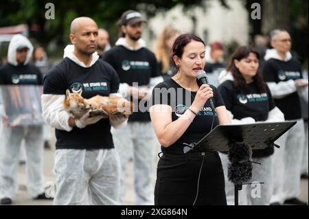 Londres, Royaume-Uni. 07 juillet 2024. L'orateur s'adresse aux personnes présentes à la cérémonie. Les militants des droits des animaux ont tenu un service commémoratif pour se souvenir de la vie de tous les animaux qui sont morts aux mains des humains. Crédit : SOPA images Limited/Alamy Live News Banque D'Images