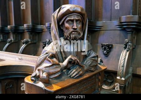 Les stalles de chœur du XVe siècle avec des bustes sculptés par le sculpteur Jörg Syrlin l'ancien sont en chêne sont parmi les bancs les plus célèbres du Per gothique Banque D'Images