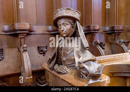 Les stalles de chœur du XVe siècle avec des bustes sculptés par le sculpteur Jörg Syrlin l'ancien sont en chêne sont parmi les bancs les plus célèbres du Per gothique Banque D'Images