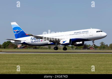 Un Airbus 320 d'Atlantic Airways atterrissant à l'aéroport Kastrup de Copenhague. Atlantic Airways est la compagnie aérienne nationale des îles Féroé et assure des vols internationaux de passagers à partir de son siège social à l'aéroport de Vagar, ainsi que des vols intérieurs en hélicoptère au Danemark. La compagnie aérienne est née en 1987 et a lancé des vols en 1988, donnant aux Féroé la possibilité de voler vers Vagar à Copenhague pour la toute première fois. La compagnie aérienne a lancé ses premiers vols internationaux en 1995 à destination de Reykjavik. Aujourd'hui, la compagnie aérienne dessert plus de 10 destinations.. Banque D'Images