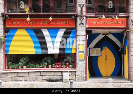 Galeries d'art, cafés et boutiques dans la vieille ville de Lille, rue de la monnaie, dans le nord de la France. Banque D'Images