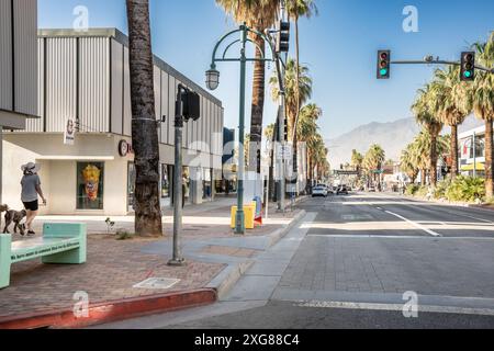 Palm Springs, Californie - juin 27. 2024 : vue sur le quartier commerçant du centre-ville de Palm Springs en Californie Banque D'Images