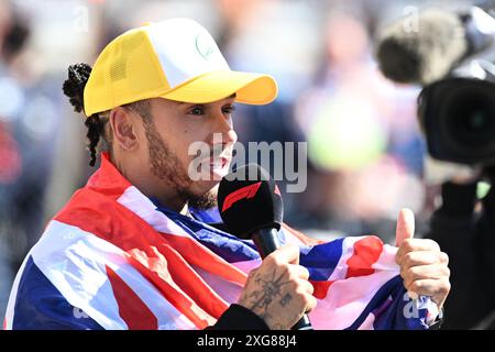 Circuit de Silverstone, Northamptonshire, Royaume-Uni. 7 juillet 2024. Formule 1 2024 Qatar Airways British F1 Grand Prix ; Race Day ; Lewis Hamilton (44) de Mercedes est interviewé après avoir remporté le Grand Prix de Grande-Bretagne crédit : action plus Sports/Alamy Live News Banque D'Images