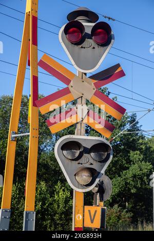 Signalisation et barrière routière ouverte au passage à niveau Banque D'Images