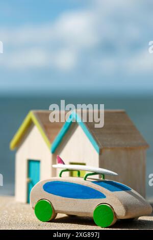 Cabanes de plage modèle et voiture avec planche de surf Banque D'Images