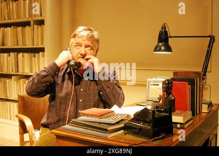 LE PHILANTHROPE de Christopher Hampton réalisateur : David Grindley,Simon Russell Beale (Philip),Donmar Warehouse / London WC2 13/09/2005 , Banque D'Images